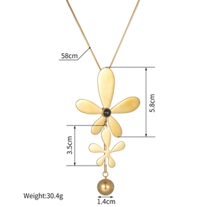 Golden oversized hollow flower pendant necklace in stainless steel with 30.4g weight mark