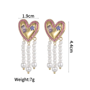 Boucles d'oreilles cœur vintage avec strass roses et pampilles de perles blanches