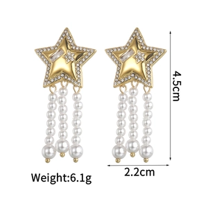 Détail de boucles d'oreilles étoile dorée et perles avec dimensions 4.5cm et poids 6.1g