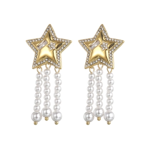Boucles d'oreilles étoiles dorées avec zircone et élégants pompons de perles