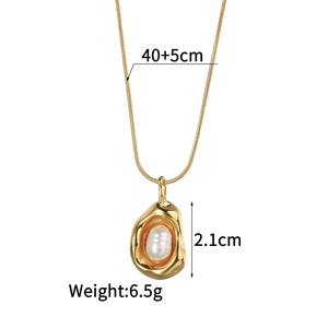 Detail eines unregelmäßigen Goldanhängers mit weißer Perle an einer 40+5cm Kette