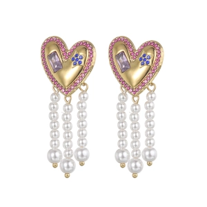 Détails de boucles d'oreilles cœur, pierres roses, étoiles et glands de perles