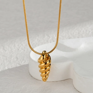Poliertes Gold-Edelstahl-Halskette mit Spiral-Muschel-Anhänger und feiner Schlangenkette