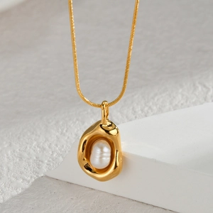 Minimalistische Gold-Halskette mit unregelmäßigem Lavaperlen-Anhänger und Schlangenkette