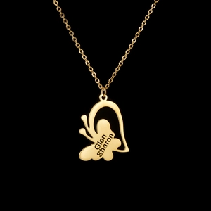 Collier personnalisé en acier inoxydable doré avec pendentif papillon et gravure de nom