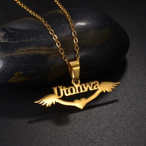 Personalisierte goldene Edelstahlkette Utonwa mit Engelsflügeln und Herzanhänger Design