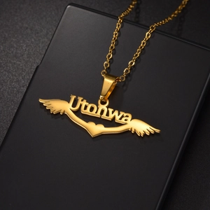 Personalisierte Utonwa Namenskette in Gold mit Engelsflügeln und Herzanhänger Design