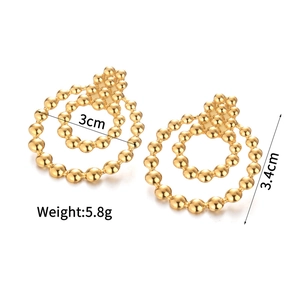 Boucles d'oreilles géométriques dorées de 3,4 cm de hauteur sur fond blanc épuré