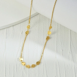 Collier cœur en acier inoxydable plaqué or 14K poli sur fond de pierre minimaliste