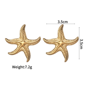 Golden irregular star-shaped earrings with hammered texture and 3.5cm dimension specs