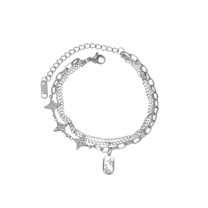 Détail d'un bracelet multicouche en acier inoxydable avec étoiles et strass