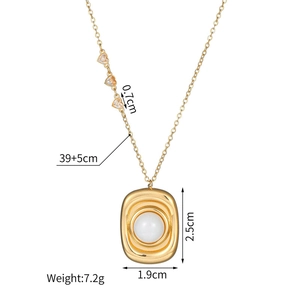 Vue détaillée du pendentif doré avec perle et zircon en forme de cœur avec dimensions précises