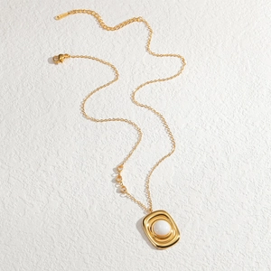 Collier élégant doré avec pendentif perle rectangulaire et cristaux en cœur sur la chaîne