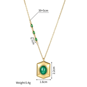 Détail d'un collier en acier doré de 39+5cm avec pendentif hexagonal en pierre verte