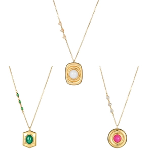 Colliers dorés minimalistes avec pendentifs géométriques et pierres précieuses colorées