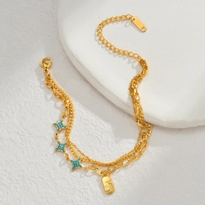 Bracelet doré multicouche avec pendentifs étoiles bleues et chaînes à mailles variées