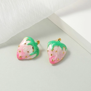 Minimalistische Edelstahl-Erdbeerohrstecker mit rosa Marmor-Emaille und Goldpunkten
