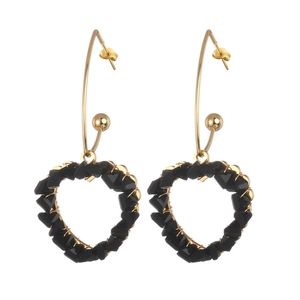 Boucles d'oreilles cœur évidé tendance avec perles noires et crochets dorés