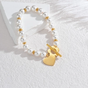 Bracelet élégant en perles avec fermoir fleur OT doré et pendentif en forme de cœur poli