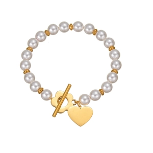 Bracelet de perles élégant avec pendentif cœur doré et fermoir à bascule fleur sur blanc