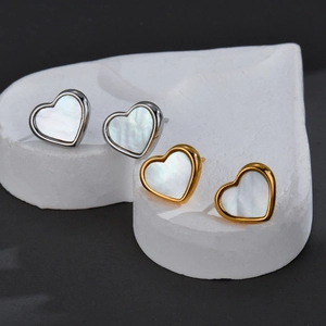 Boucles D Oreilles Puces Coeur Acier Inoxydable Avec Nacre Blanche Minimaliste Élégant Bijoux Pour Femmes