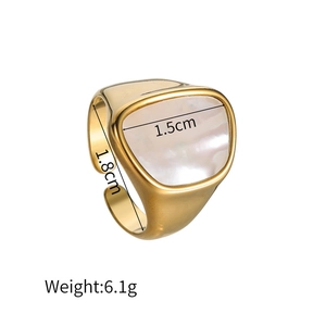 Détail de la bague bouclier dorée avec incrustation en nacre et anneau ajustable