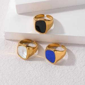 Lot de trois bagues ouvertes géométriques vintage dorées avec inserts noir, blanc et bleu