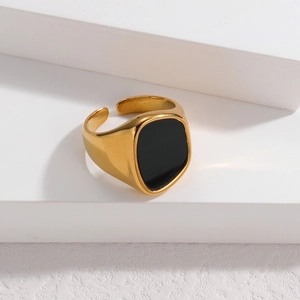 Bague réglable rétro minimaliste dorée avec finition géométrique noire lisse et moderne