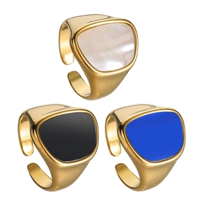 Lot de trois bagues dorées ajustables avec incrustations géométriques blanc noir bleu