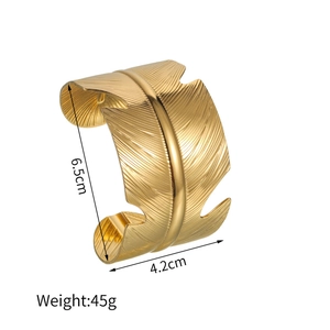 Vue détaillée du bracelet plume doré avec dimensions de 6,5 cm par 4,2 cm et poids de 45 g