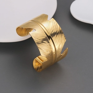Bracelet Jonc Ouvert Plume Acier Inoxydable Plaqué Or 18K Large Bande Bijoux Vintage Pour Femmes