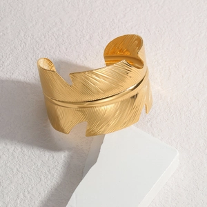 Bracelet manchette plume plaqué or 18 carats avec gravures détaillées sur pierre blanche