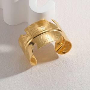 Bracelet manchette plume en acier inoxydable plaqué or 18K avec textures raffinées