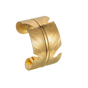 Bracelet jonc ouvert en acier inoxydable plaqué or 18 carats avec motif plume ciselé