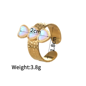 Detailed view of golden heart ring with hammered texture and 3.8g weight specs