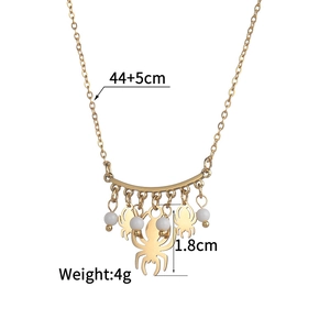 Detailed close-up of golden spider necklace with white pearls and 44+5cm chain specs