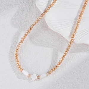 Collier artisanal perlé à trèfle avec perles ambrées et détails blancs élégants
