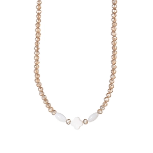 Collier élégant en perles de cristal champagne avec pendentif trèfle blanc sur fond blanc