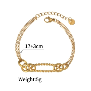 Détail du bracelet chaîne à double rang doré avec fermoir mousqueton et chaînette d'extension
