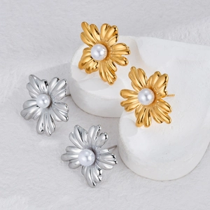 Orecchini a fiore con perle in finitura oro e argento dal design elegante e moderno