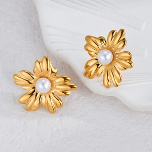 Squisiti orecchini a fiore placcati oro 18K con perla centrale su base in marmo