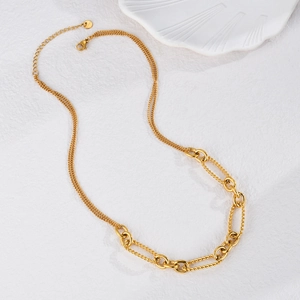 Collier minimaliste en acier titane doré avec maillons ovales et fermoir mousqueton