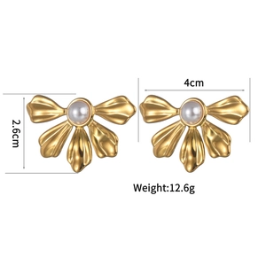 Détail de boucles d'oreilles fleur perle dorée avec dimensions 4cm x 2,6cm et poids 12,6g