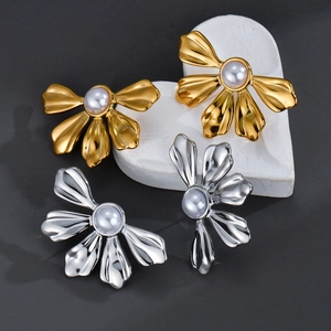 Boucles D'Oreilles Puces Fleurs En Acier Inoxydable Avec Faux Künstliche Perle Et Tige En Titane Style Doux Vintage Pour Femme