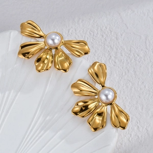 Boucles d'oreilles perles baroques en fleur dorée avec détails de pétales texturés