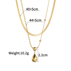 Détail macro du collier double rang doré avec goutte d'eau et spécifications de taille