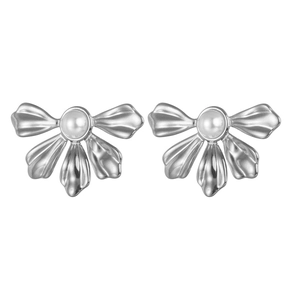 Boucles d'oreilles fleur argentée avec perle centrale et finition satinée