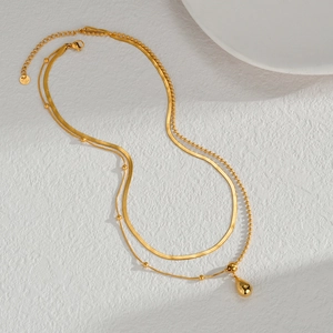 Collier double couche chic en acier titane doré avec pendentif goutte poli