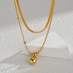 Collier double couche minimaliste avec chaîne serpent et pendentif boule dorée