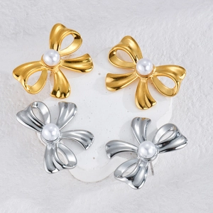 Elegant bow-shaped stud earrings with white pearls in gold and silver finish
